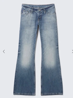Nova weekday Blå bootcut jeans  - Aldrig använda. 29/34. Säljer ett par blå bootcut jeans med lätt slitna detaljer och utsvängda ben. Jeansen har klassisk femficksdesign, låg midja och är gjorda i denim. Perfekta för en avslappnad och trendig look.
