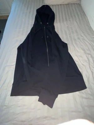 Mörkblå Zip Up Hoodie - Mörkblå hoodie från Lager. Snygg och skön för kyligare dagar. Ej använd.