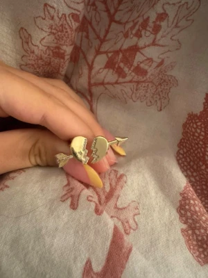 Ioaku ring💕 - Ioaku ring med några få slitningar baktill och längst ut på pilen men inget man tänker på!💕