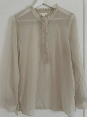Söt blus - Söt blus ifrån Hm med volang detaljer upptill🩷