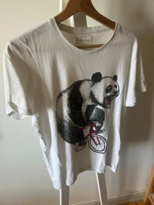 Pier one t shirt  - Snygg t shirt från Pier one med en cool cyklande panda som tryck. Storlek S, mycket bra skick. skriv vid eventuella funderingar😁  fraktar inom 1-2 dagar