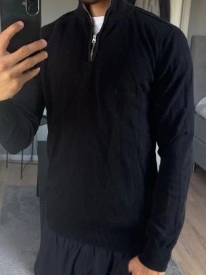 Halvzip från John Henric  - Skön och stilrent halvzip från John Henric, inga defekter på den alls. Hör av er vid ytterligare frågor!