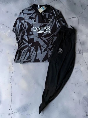 PSG träningsset svart/grå Nike - 🔥⚽ PSG Träningsset ⚽🔥  🩶 Stilrent grått PSG-set 👕 Långärmad träningströja med dragkedja 👖 Matchande träningsbyxor 🧸 Mjukt & bekvämt material 💪 Perfekt för träning, fotboll och vardag ✨ Snygg PSG-design med detaljer som sticker ut 😎 Sportig & clean fit 🏃‍♂️ Skönt set att bära både på planen och till vardags  📏 Storlek: (M) 💯 Skick: Nytt 💸 Pris: (600kr)  📩 DM vid intresse eller frågor 🚨 Först till kvarn gäller! 🔥  #PSG #ParisSaintGermain #Fotboll #Träningsset #Fotbollskläder 