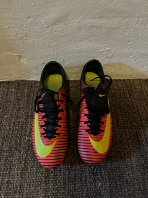 Fotbollsskor  - Nike fotbollsskor tre olika modeller skulle säga att dom är väldigt små i storleken eller smala i modellerna så inte true size. Alla är använda dom är hyfsat bra skick köp separat eller tillsammans 