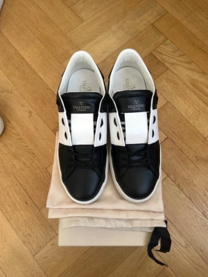 Valentino open - Säljer ett par döfeta valentino opens i en sjuk colorway. Förmodligen den stilrenaste colorwayen som finns i opens och den är väldigt unik. Skorna är endast använda 1 gång och är därför så gott som nya. De är i storlek 43 och är självklart äkta! Bara att höra av sig vid frågor eller funderingar!