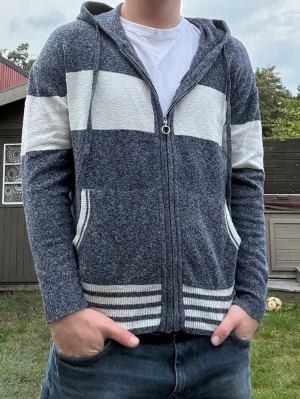 Unik kofta / hoodie - Riktigt snygg unik hoodie. Storlek L men siter som S/XS. Fint skick.
