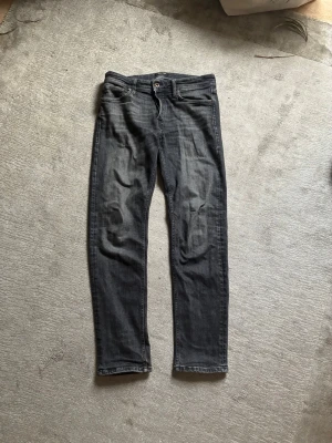 Svarta jeans  - Ett par snygga jeans från J&J i storlek 30/32