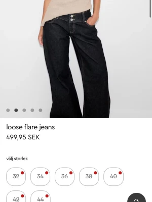 Svarta loose flare jeans - Säljer dessa jeans jag köpte i somras på Gina, använda Max 3 gånger💞 Skriv om ni vill ha fler bilder