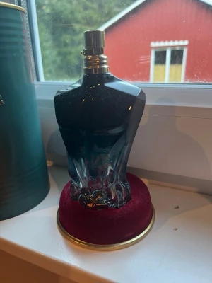 Jean Paul Gaultier ”Le Beau” parfym - En riktigt go parfym, Jean Paul Gaultier le beau. Knappt använd!!! Den är nästan hel full.
