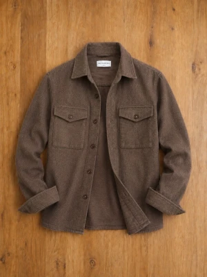 The Glory Days Milot Overshirt – Brun Ullblandning – S - Snygg brun/taupe overshirt från The Glory Days, modell Milot Overshirt. Stilren och kraftigare overshirt i en mjuk ullblandning med klassisk skjortkrage, knappar framtill och två stora bröstfickor med lock.  Material: 53% ull, 42% polyester, 3% polyamid, 2% akryl. Storlek: S.  En mångsidig overshirt som passar perfekt över en skjorta, T-shirt eller stickad tröja. Bra för en stilren och avslappnad höst/vinterlook.