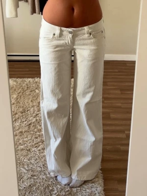 Lågmidajde abrand jeans - Vita lågmidjade abrand jeans. Använta vid två tillfällen så som nya. Nypris 1 300kr + 300kr frakt. Storlek 27, sitter som S/M. Säljer även ett par i ljusblå. Går ner till marken på mig som är 168cm. Säljer då jag har ett par till. Tryck gärna på köp nu. 