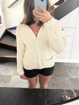 Vit beige  stickad kofta - Fin kofta som även passar som en tunnare jacka🩷🎀