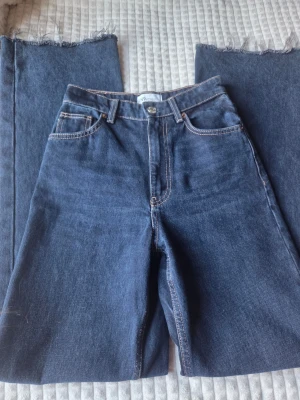 ✨ Zara wide leg jeans med hög midja ✨ - Trendiga jeans från Zara i klassisk blå denim 🤍 Sitter snyggt upptill och har en vidare wide leg-passform som ger en stilren och avslappnad look.  ✨ Hög midja ✨ Wide leg/vidare ben ✨ Klassisk blå färg ✨ Fint skick  👖 Storlek: XS/34 📏 Mått (ca): Midja: 32,5 cm (mätt plant) Längd: 113 cm  💌 Skicka gärna ett prisförslag vid intresse – jag är öppen för bud! ✨