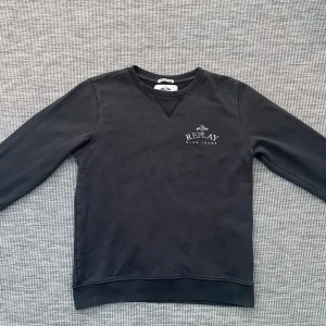 Replay sweatshirt - Säljer nu denna riktigt feta replay sweatshirt!🙌 Skick: 8.5/10🌟 Storlek: M👏 Hör gärna av er om ni har några frågor eller funderingar!🤗