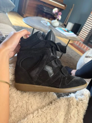 Isabel marant skor  - Super snygga isabel markant skor köpta för 3 år sedan på nk i Stockholm. Väldigt sparsamt använda och är i jätte fint skick som man kan se på bilderna 