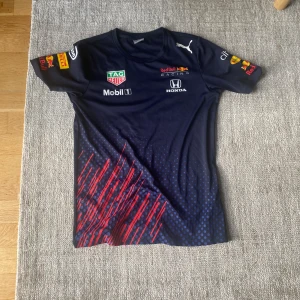 Red bull racing team tröja 2021 - En red bull team tröja som inte passar mig