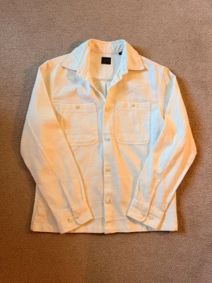 Vit overshirt från Jack & Jones - Stilren overshirt från Jack & Jones. Storlek S. Aldrig använd.