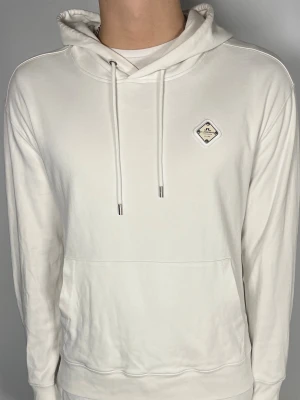 J.Lindeberg hoodie - 👕 Plagg: hoodie                                                                 📏 Storlek: S                                                                🏷️ Märke/Modell: J.Lindeberg                                           ✨ Skick: Fint skick                                                      💬 Vid frågor är det bara att skriva!                                                                                          🛍️ Gramenti