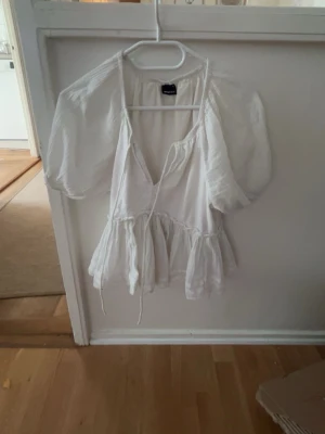 Vit blus med puffärm och knyt - Super fin sommarblus 