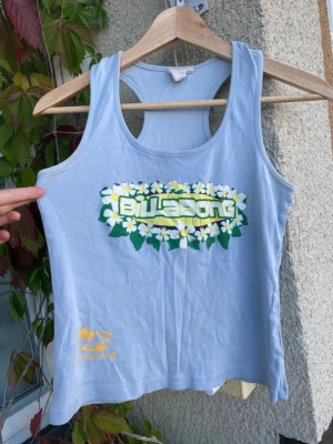 Vintage Billabong linne!  - Vintage Billabong linne! Står storlek L men liten i storleken skulle säga är mer som M. 