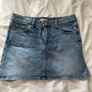 Jeanskjol - En supersnygg jeanskjol som endast är använd ett fåtal gånger! Är i storlek 36! 