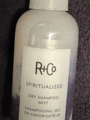 R+Co Spiritualized torrschampo mist - R+Co Spiritualized Dry Shampoo Mist är en genomskinlig spray för håret som fräschar upp mellan tvättarna. Kommer i en rund plastflaska med vit etikett och lock. Perfekt för att snabbt få håret att kännas rent och fräscht.