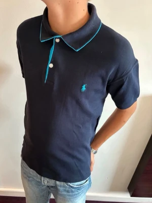 Ralph Lauren piké  - Ralph lauren piké herr| pris:249kr| skick:9,8/10| Storlek:L, men passar mer som en M| Hör av dig vid minsta lilla fundering eller fråga| 
