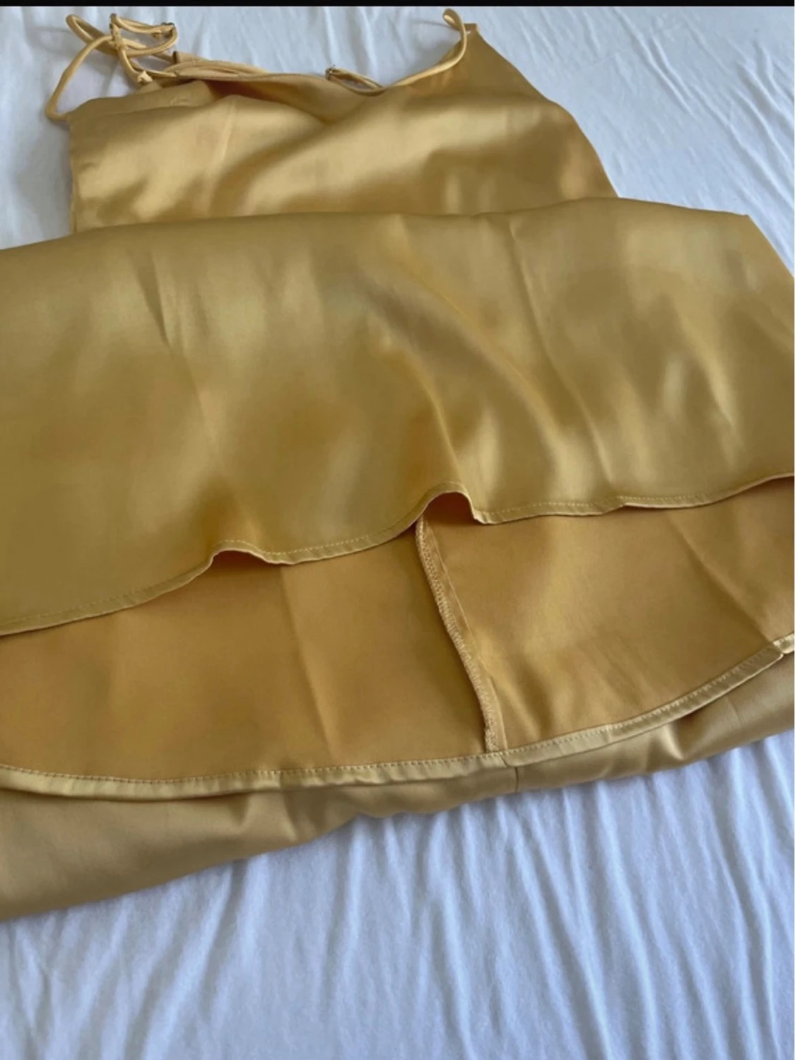 Gul långklänning i satin - 4