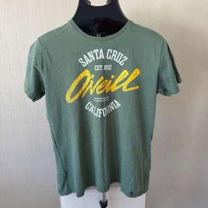 Grön O'Neill t-shirt Santa Cruz - Snygg grön t-shirt från O'Neill med tryck i vitt och gult framtill där det står 'Santa Cruz California'. 0418