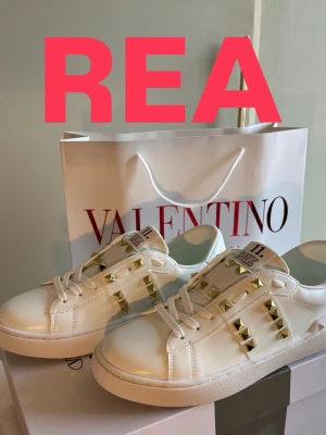 REA!!! Valentino sneakers - Endast 999 Tom 30/8. Säljer valentino garavani skor, rockstud 11 med guld färgade nitar. Väldigt fina och passar till de mesta, sommar skor som passar perfekt nu till sommaren, allt medföljer som på bild. Box och påse. Va snabb me beställningar, alla storlekar finns inne, för frågar är det bara att höra av sig🥰
