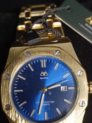 👑 OLD MONEY DRIP: Exklusiv Guldklocka med Blå Urtavla (AP-Style)! ✨ - Här har du en brutalt snygg klocka som levererar maxad lyxkänsla till en bråkdel av priset! Magisk blå sunburst-tavla med datumvisning vid klockan tre och eleganta guldfärgade visare. Helt NY och oanvänd i sin svarta originalbox.