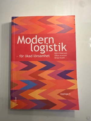 Modern logistik – för ökad lönsamhet - Kursbok i logistik med färgstarkt, geometriskt mönstrat omslag i rött, orange, lila och blått. Skriven av Björn Oskarsson, Håkan Aronsson och Bengt Ekdahl. Upplaga 4. Perfekt för dig som pluggar logistik eller vill förstå supply chain management.