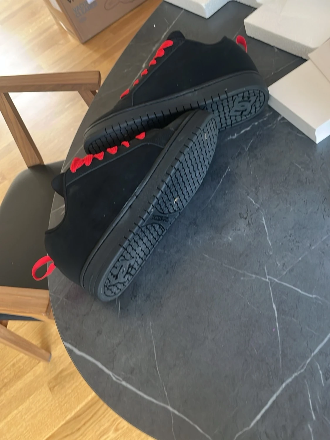 Svarta sneakers med röda detaljer