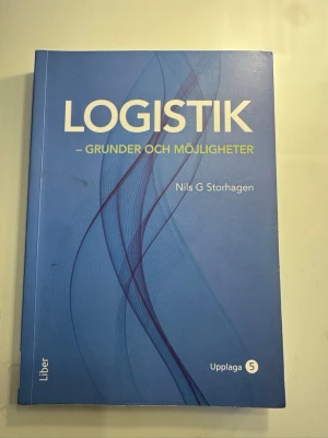 Logistik – Grunder och möjligheter - Kursbok i logistik skriven av Nils G Storhagen, upplaga 5. Boken har ett blått mjukt omslag med grafiskt mönster och tydlig titel i vitt och gult. Perfekt för dig som pluggar logistik eller vill förstå grunderna och möjligheterna inom området.