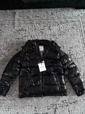 Moncler Maya jacka  - Helt ny och aldrig använt. QR kod funkar också NFC scan funkar. Pris kan diskuteras och sänkas vid snabb affär.