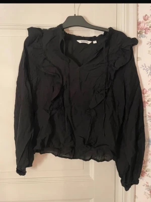 Svart volangblus - Jättefin i mycket bra skick som inte längre används, inga defekter. Passar till alla tillfällen och till de flesta outfits så det är ett bra basplagg!