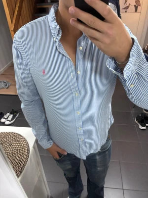 Ralph Lauren Skjorta - Storlek L passar M därav klassad som M, skick 9/10. Postar samma dag!