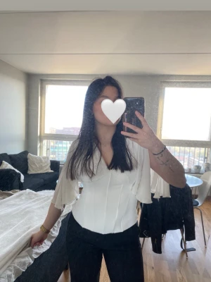 Corset top från Gina Tricot i strl S - Corset top från Gina Tricot i strl S i hysat skick. Säljes pga att den inte riktigt är min stil, och tycker den sitter lite ”stramt” och ”taggarna” sticker lite (tror däremot den ska vara så). Se bild. Därav priset. Kan fraktas eller mötas upp i Göteborg. Finns på fler sidor!