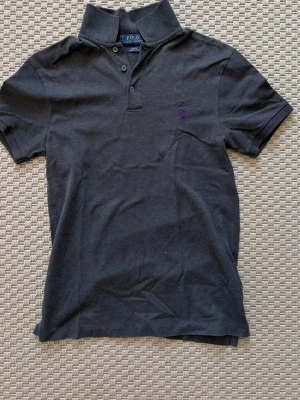 Pike från polo Ralph Laurent  - Skit snygg piké från Ralph lauren - storlek S/Xs. Säljer den för att jag själv som 185 inte kan ha den längre och hoppas någon annan kan! Skriv vid frågor, pris kan alltid diskuteras!