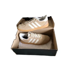 Adidas sneakers/ skor - Beiga Adidas sneakers helt i nyskick!