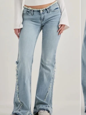 Lowwaist jeans från Nelly  - I fint skick, dock inte lika fluffiga som de är på bilden, själva de som sticker ut. Använda fåtal gånger.