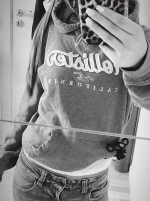 intressekoll - Funderar på att sälja min Hollister hoodie. Man får gärna buda 💗