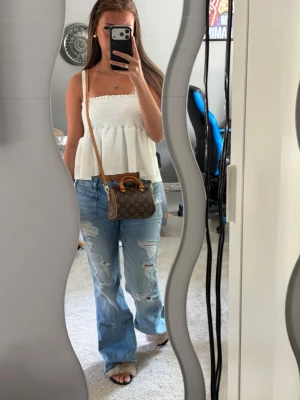 Snygga Lågmidjade slitna jeans  - Oanvända! Säljer för vill köpa en mindre storlek. Storlek M från Gina tricot 