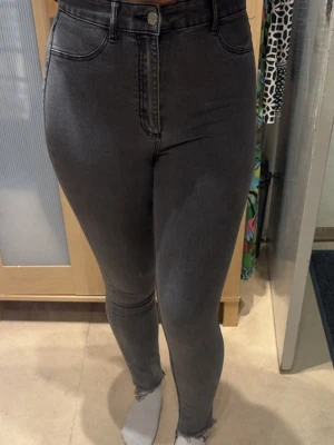 Gråa skinny jeans highwaist - Gråa jeans skinny från pull and bear 36/38 stretchiga