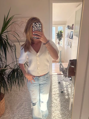 Stickad kofta - En jättefin stickad kofta med knappar och med en stilren look, jättefint skick. Storlek xs från ginatricot!!🤍🤍
