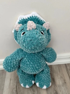 Virkad mysig Triceratops🦖💙 - En mysig och kramvänlig dinosaurie som passar perfekt som present, inredningsdetalj eller till den lilla dinosaurieälskaren🦖. Tillverkad med hjälp av Hobbiis Baby Snuggle garn.