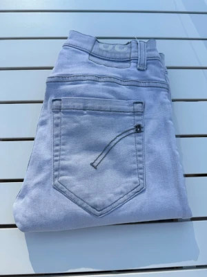Dondup jeans - Dondup jeans i grå färg i nyskick helt utan anmärkningar eller defekter. Den eftertraktade modellen George med snygg passform och premiumkvalitet. Hör gärna av dig vid frågor! 