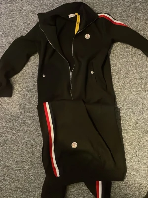 Moncler dress - Moncler dress lite sliten på märket men annars bra skick storlek L men upplevs som lite liten så skulle tro M både tröja o byxor följer