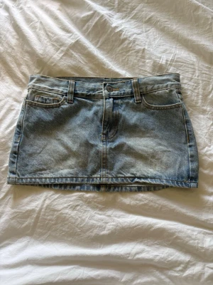 Low waist jeanskjol - Low waist jeanskjol från J.GALT i storlek S. Ny utan prislapp. 
