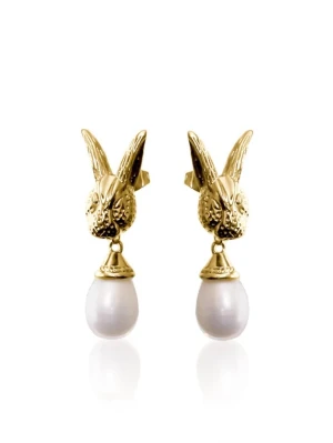 Hare Chic Earrings. - Unika örhängen i guldfärgad metall med detaljerade kaninformade hängen och droppformade vita pärlor.  Tillhör Ioaku’s påskkollektion, som ej finns kvar på deras hemsida för dem såldes för 599kr